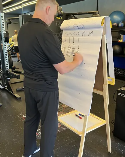 Fernando Jaeger planejando treino no quadro